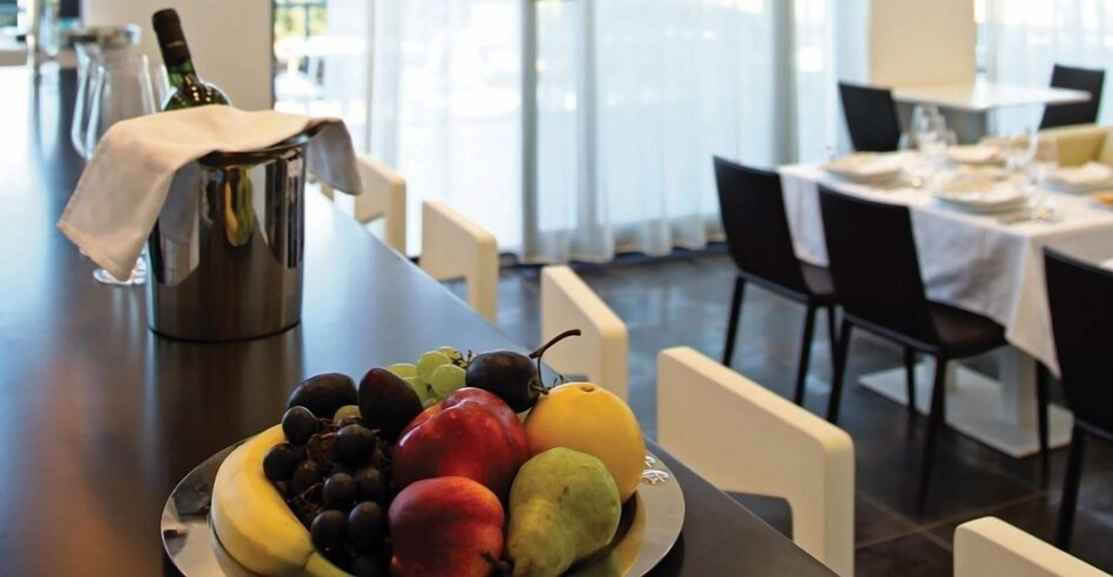 2 restaurants, international cuisine