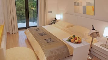 Een minibar, een kluis op de kamer, gratis babybedden, gratis wifi