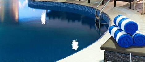 Alberca techada y alberca al aire libre