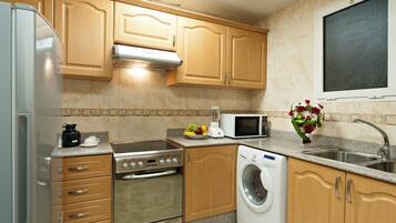 Full-sized fridge, microwave, stovetop