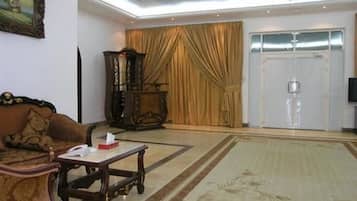 Deluxe Villa, 4 Bedrooms | Ruang tamu | TV LED