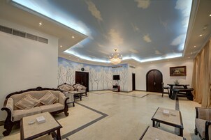 Deluxe Villa, 4 Bedrooms | Lobby