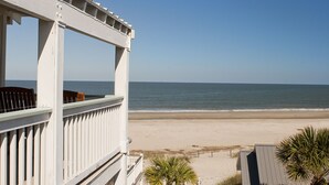 Un balcón con vista a la playa y al océano.