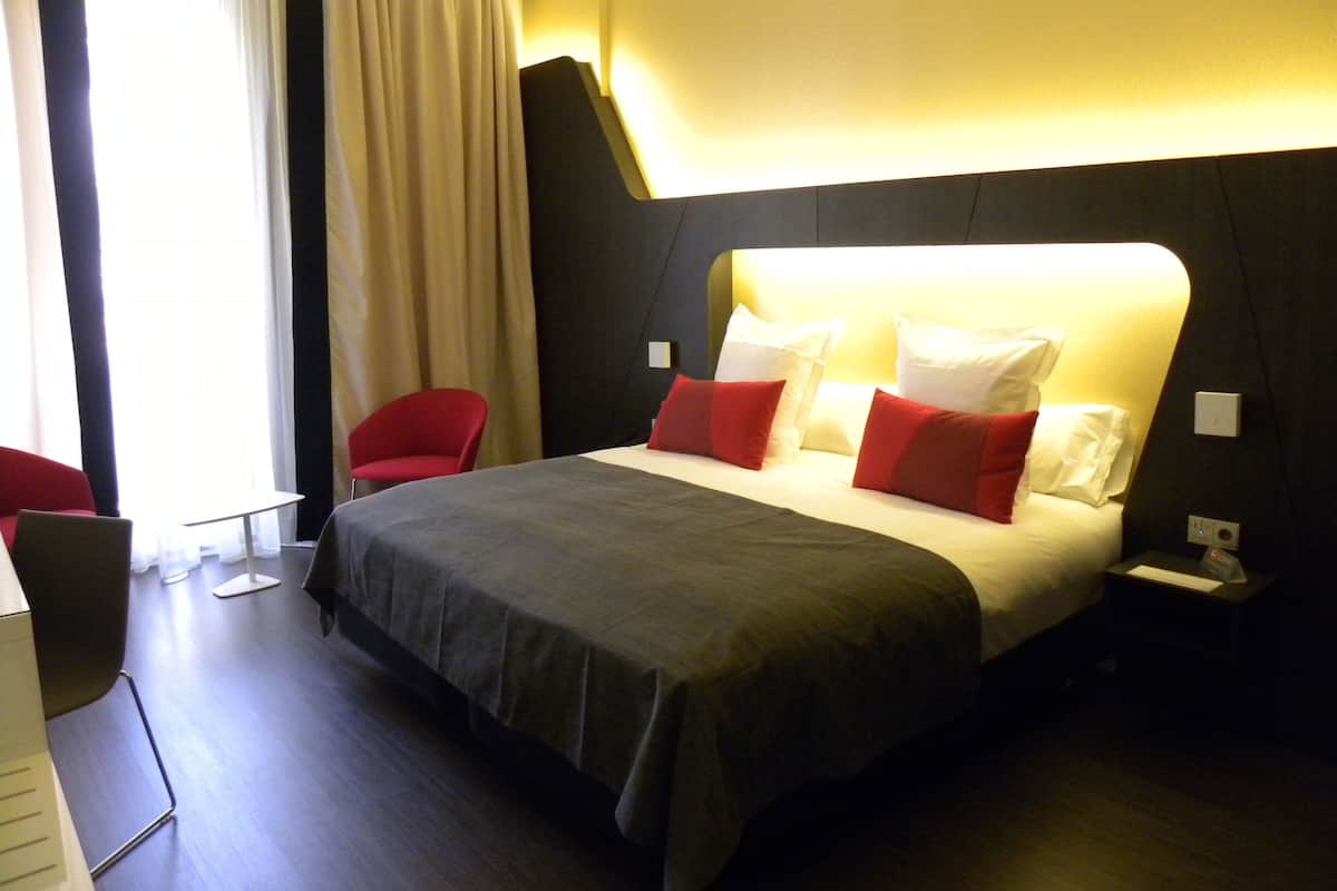 Seprai premium, selimut bulu angsa, minibar, dan brankas