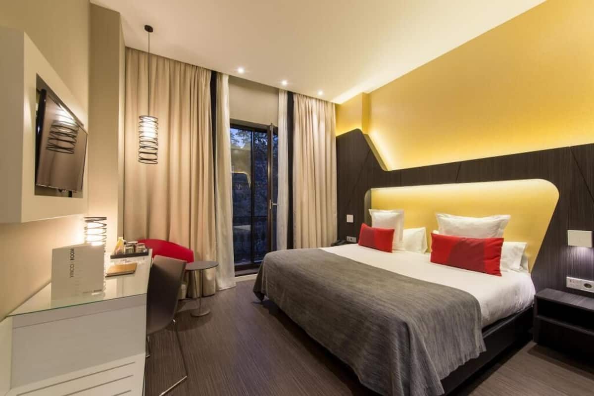 Premium bedding, down comforters, minibar, in-room safe