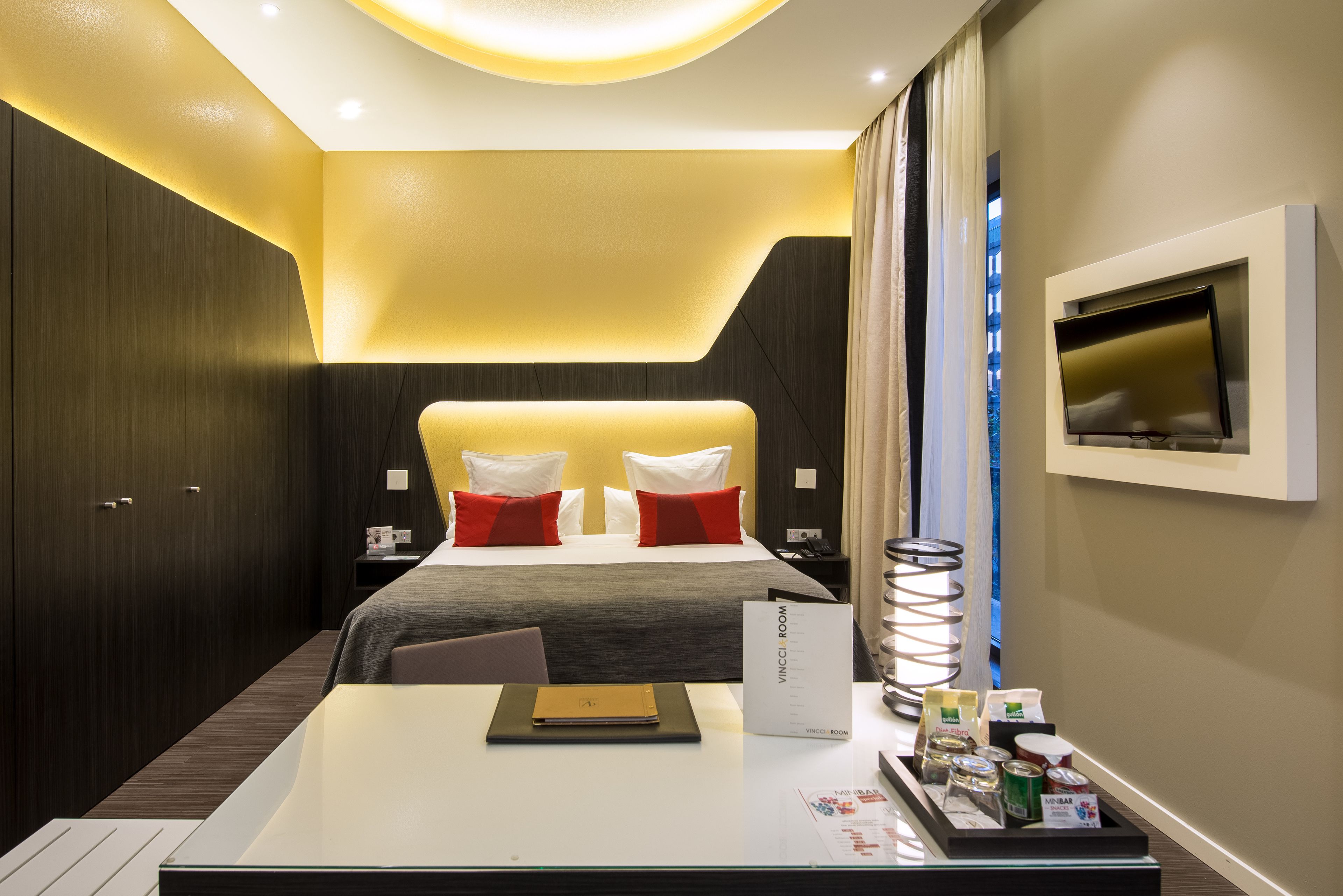 1 bedroom, premium bedding, down duvets, minibar