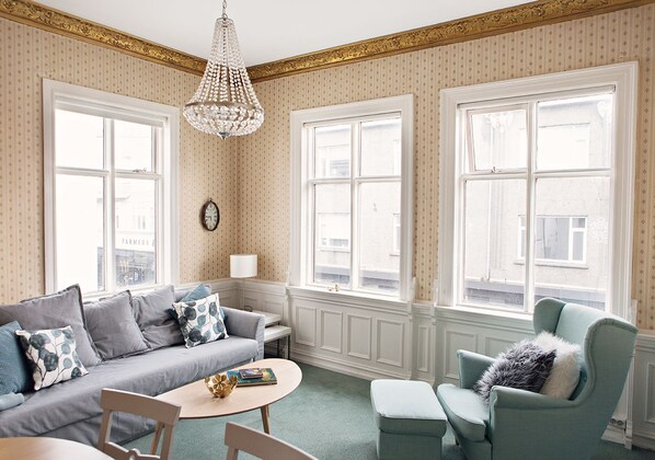 Deluxe-Apartment, 2 Schlafzimmer, Balkon (1) | Wohnzimmer | Flachbildfernseher