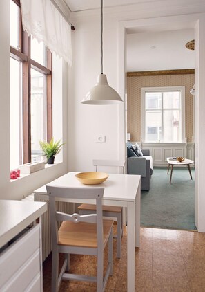 Deluxe-Apartment, 2 Schlafzimmer, Balkon (1) | Eigene Küche | Großer Kühlschrank, Mikrowelle, Ofen, Herdplatte