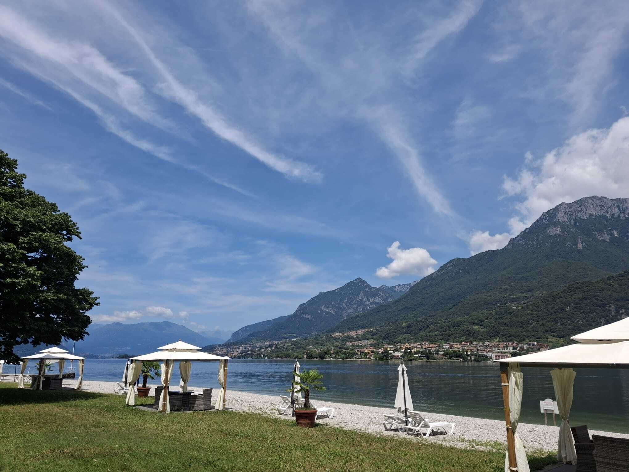 Plage, cabines (en supplément), chaises longues, parasols