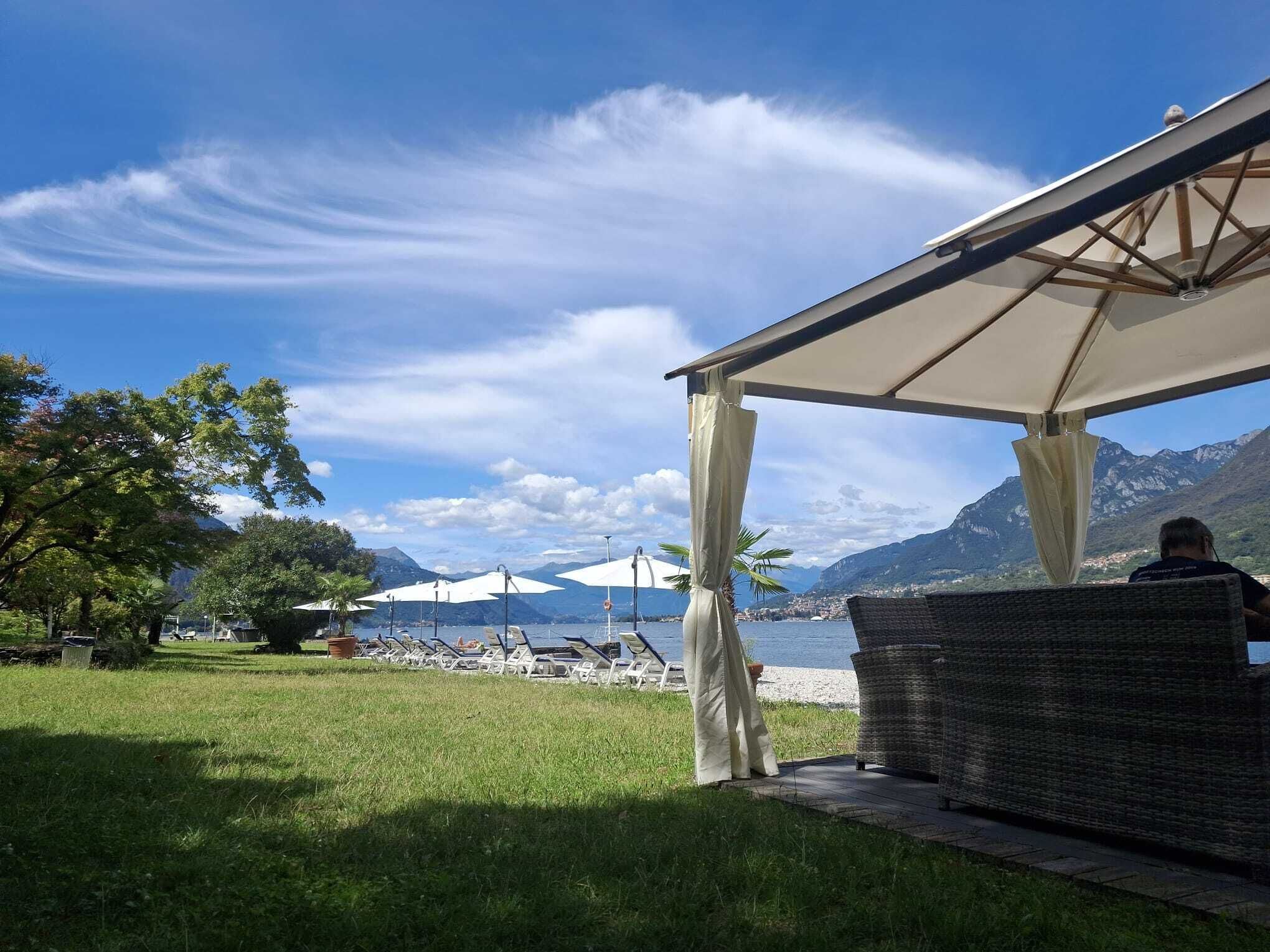 Plage, cabines (en supplément), chaises longues, parasols