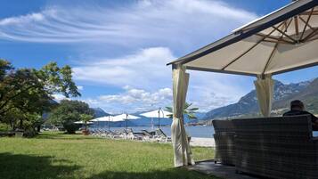 Plage, cabines (en supplément), chaises longues, parasols