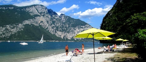 Sulla spiaggia, cabine (a pagamento), lettini da mare, ombrelloni