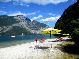 Ubicación a pie de playa, cabañas de playa, tumbonas y sombrillas