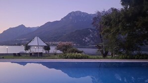 A swimming pool with a view of mountains and a lake. - Hotel Resort Nautilus (Mandello del Lario)