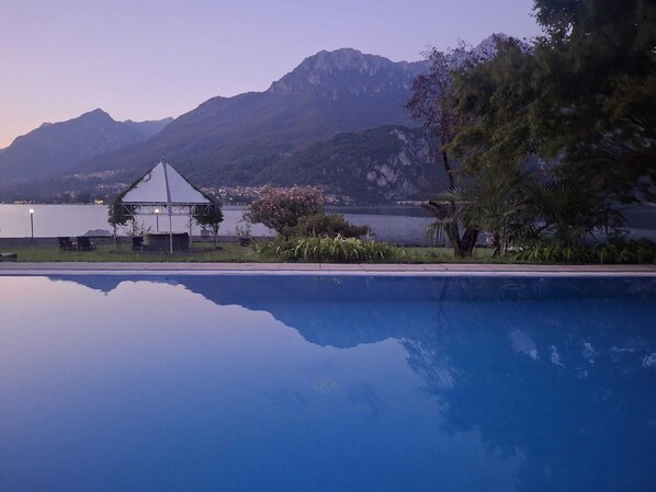 A swimming pool with a view of mountains and a lake. - Hotel Resort Nautilus (Mandello del Lario)