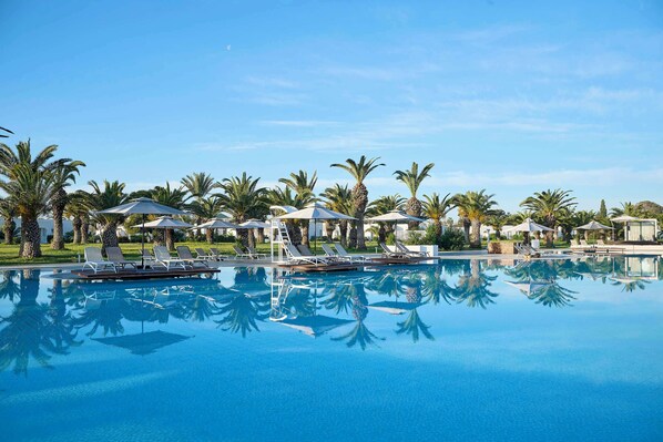 Outdoor pool, pool umbrellas, sun loungers - The Mirage Resort & Spa (Hammamet)