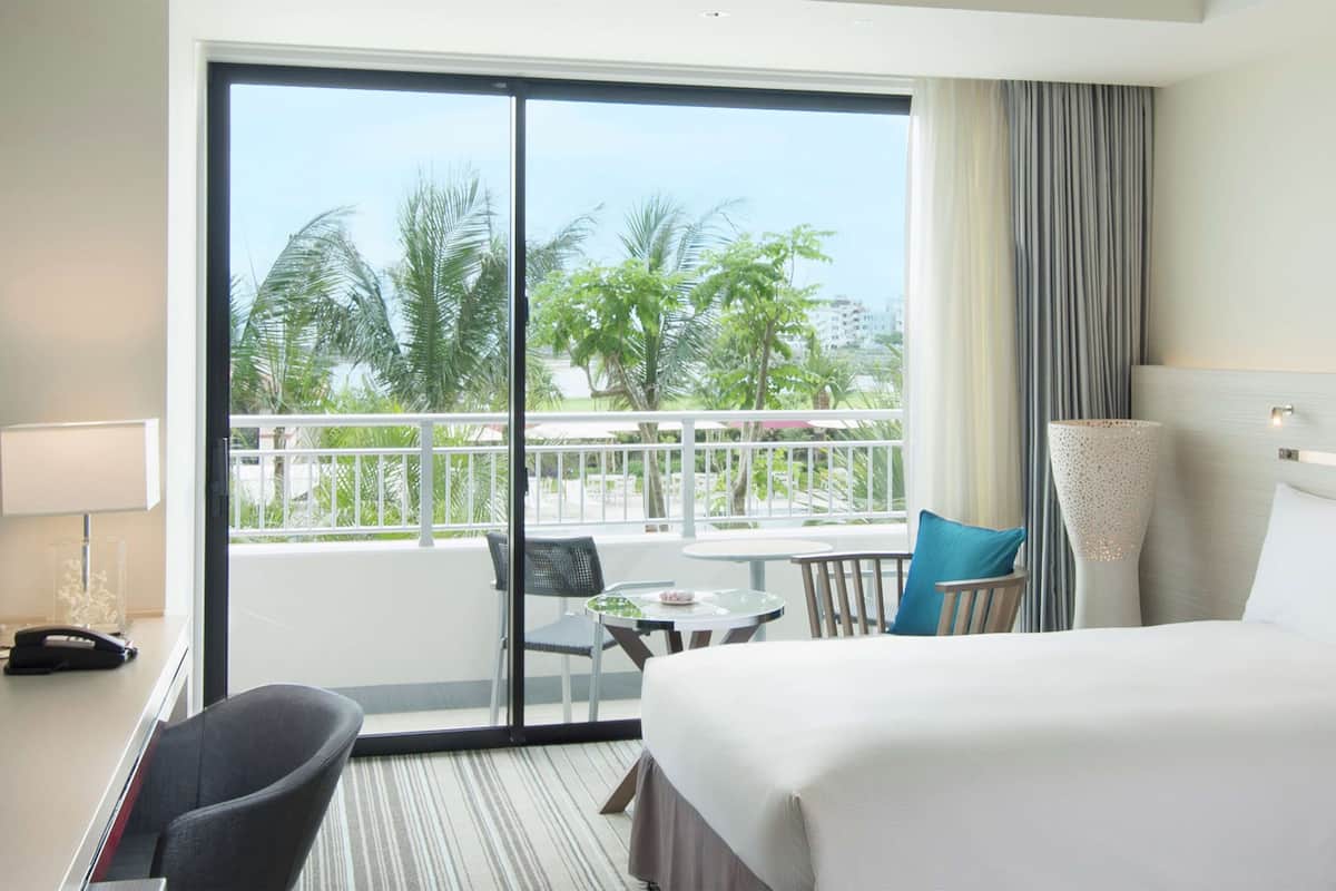Twin kamer, balkon | Luxe beddengoed, een kluis op de kamer, een bureau, een laptopwerkplek