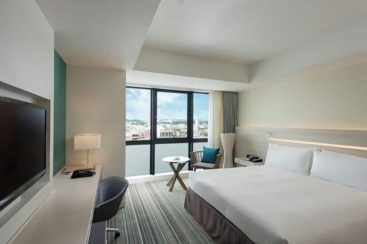 Luxe beddengoed, een kluis op de kamer, een bureau, een laptopwerkplek