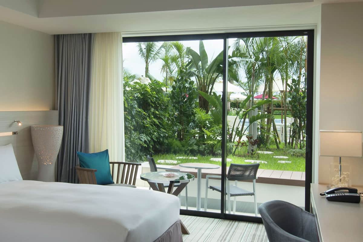 Twin kamer (with Private Garden) | Luxe beddengoed, een kluis op de kamer, een bureau, een laptopwerkplek
