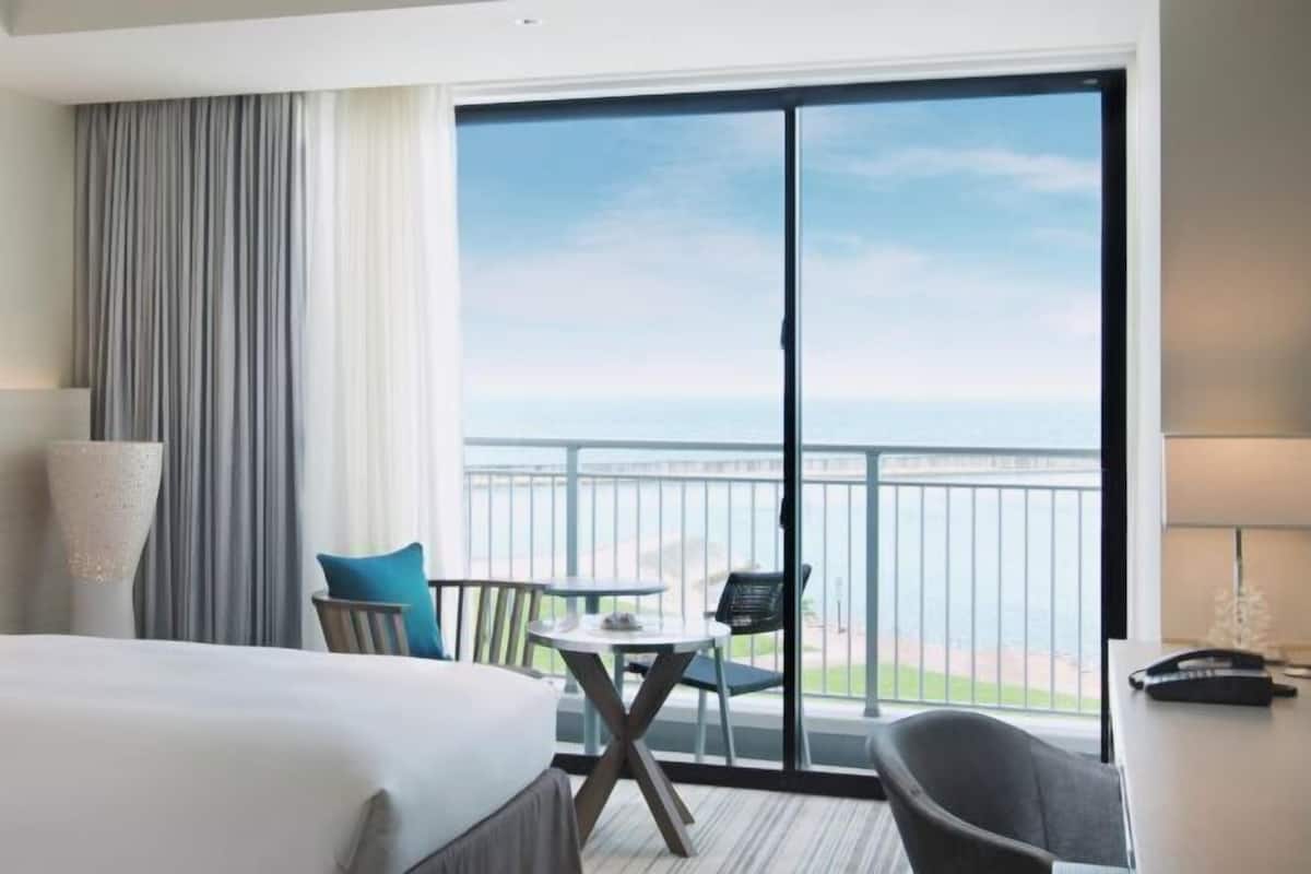 Luxe beddengoed, een kluis op de kamer, een bureau, een laptopwerkplek
