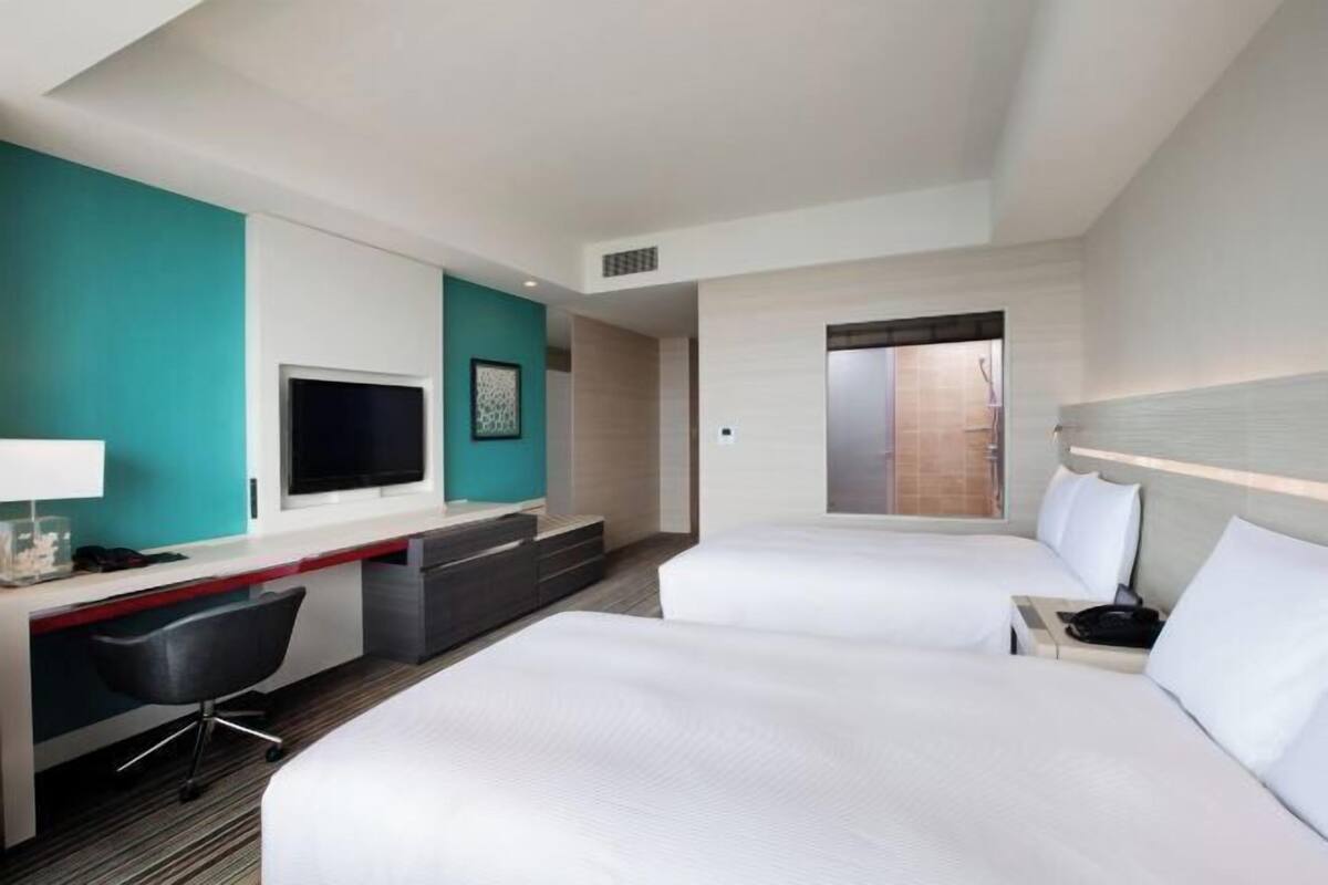 Luxe beddengoed, een kluis op de kamer, een bureau, een laptopwerkplek