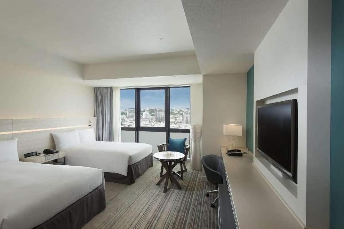 Premium bedding, in-room safe, desk, laptop workspace