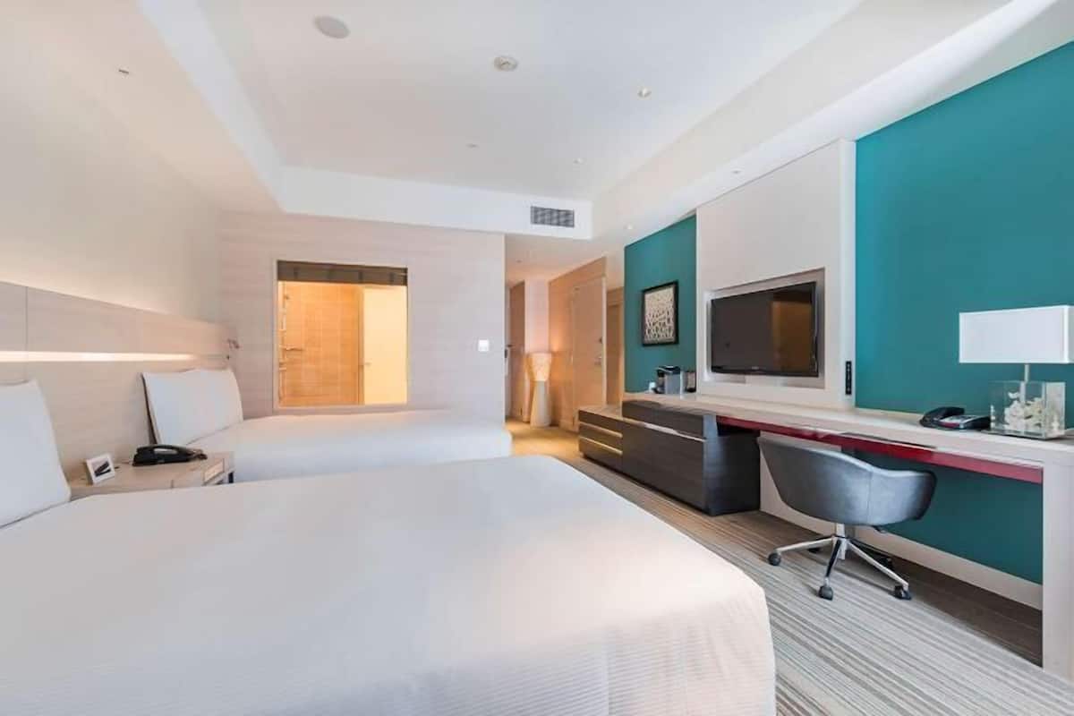 Luxe beddengoed, een kluis op de kamer, een bureau, een laptopwerkplek