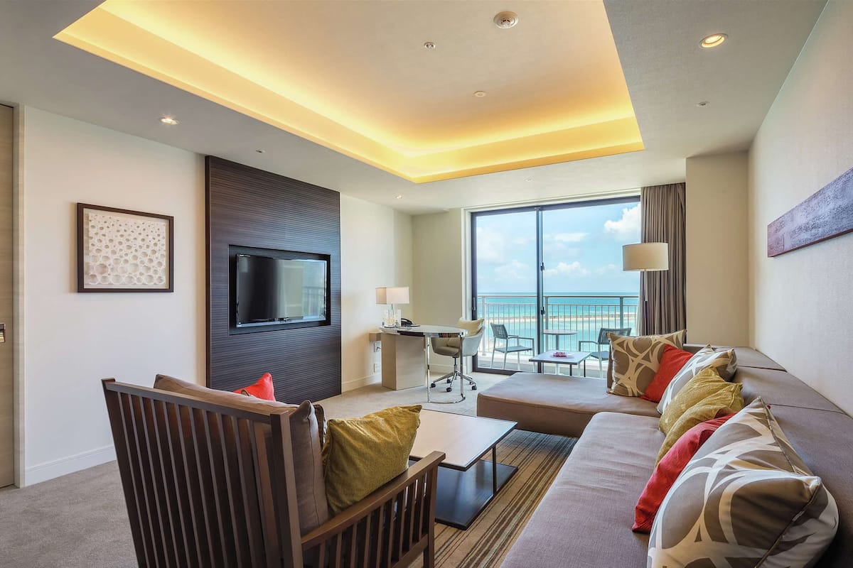 Suite, 1 slaapkamer, balkon, uitzicht op oceaan | Luxe beddengoed, een kluis op de kamer, een bureau, een laptopwerkplek