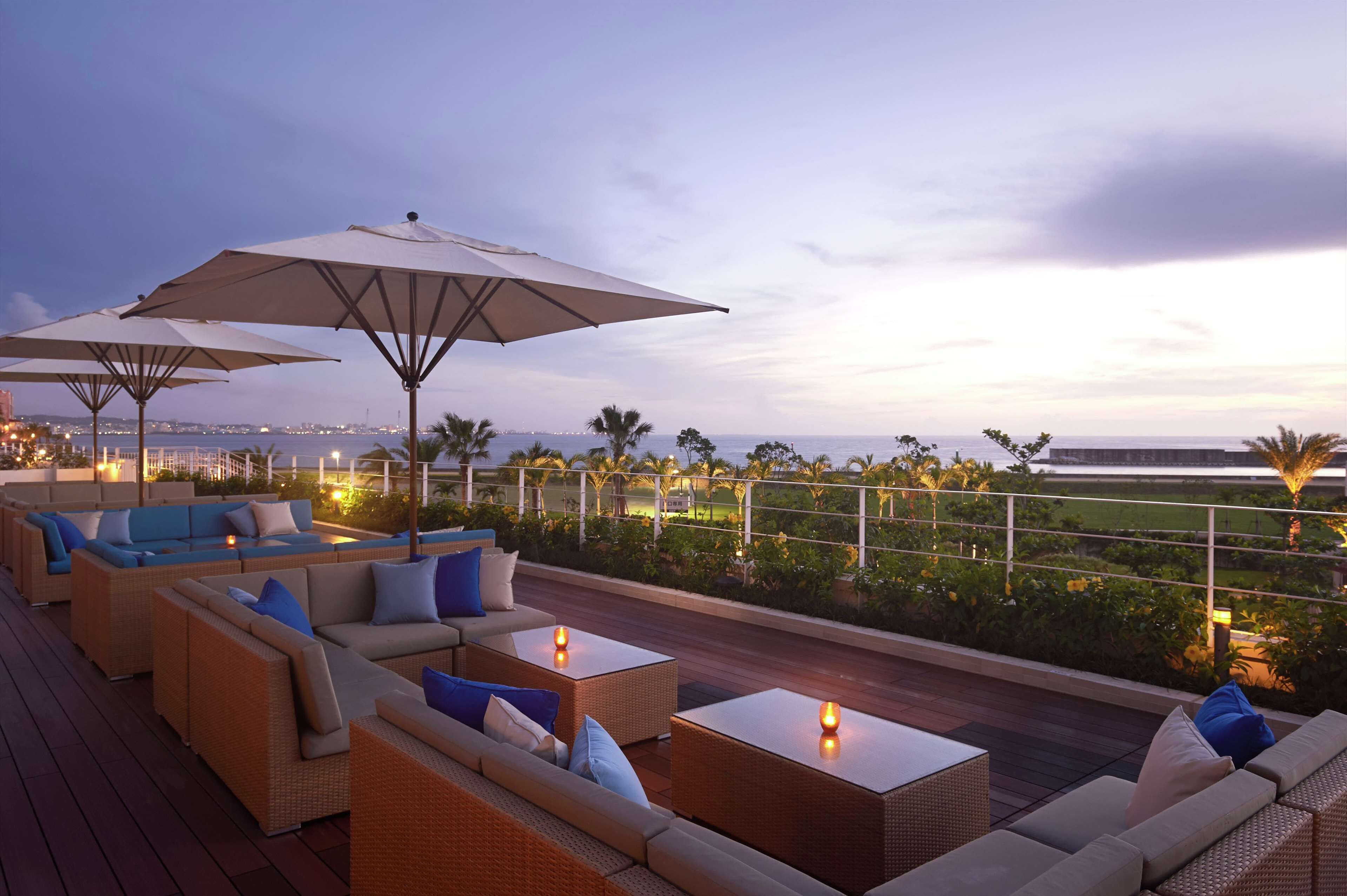 2 restauranter; serverer morgenmad, frokost og internationale retter