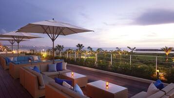 2 restaurants, breakfast, lunch, dinner served; international cuisine