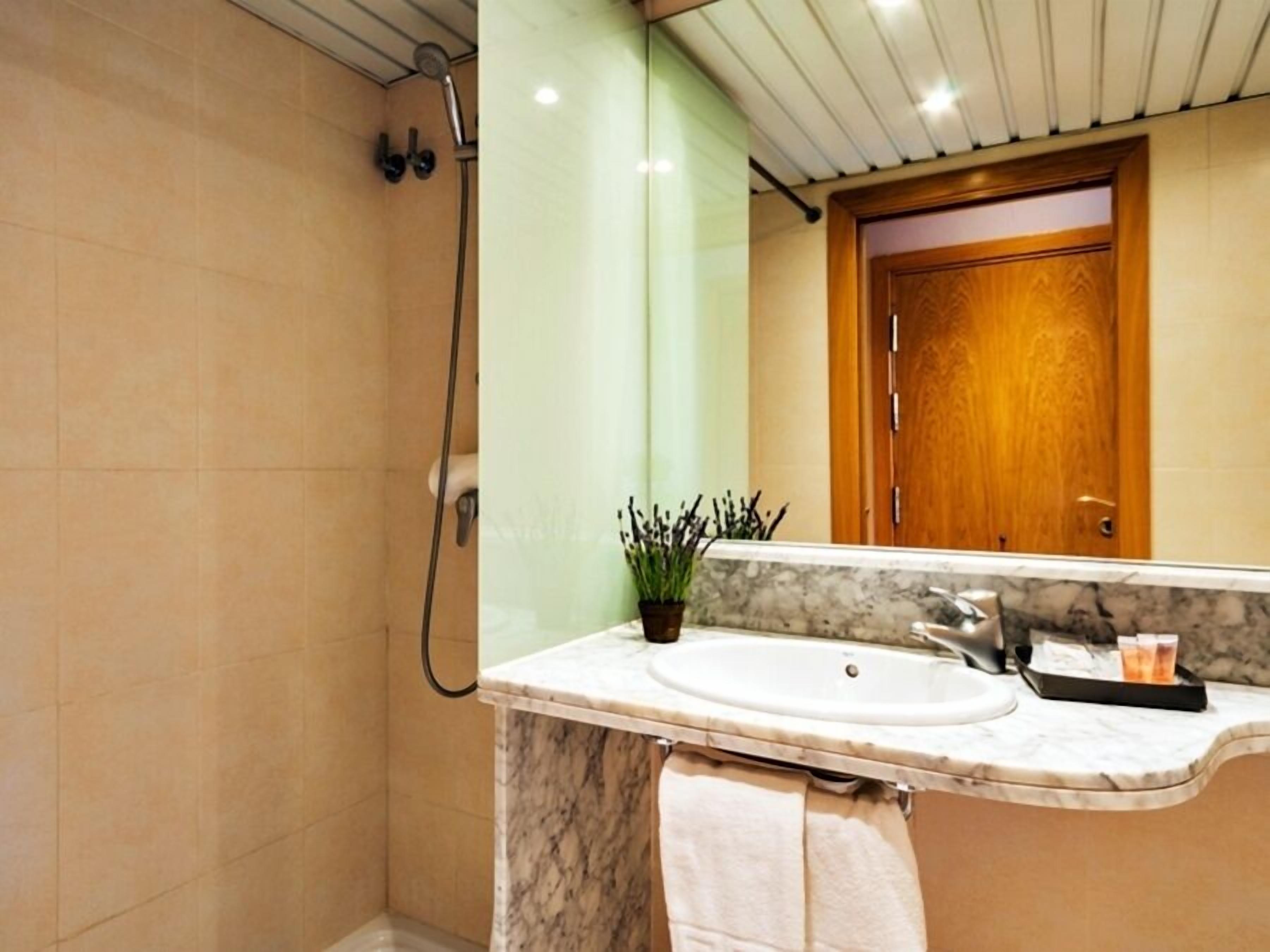 2 bedrooms, in-room safe, iron/ironing board, free cots/infant beds