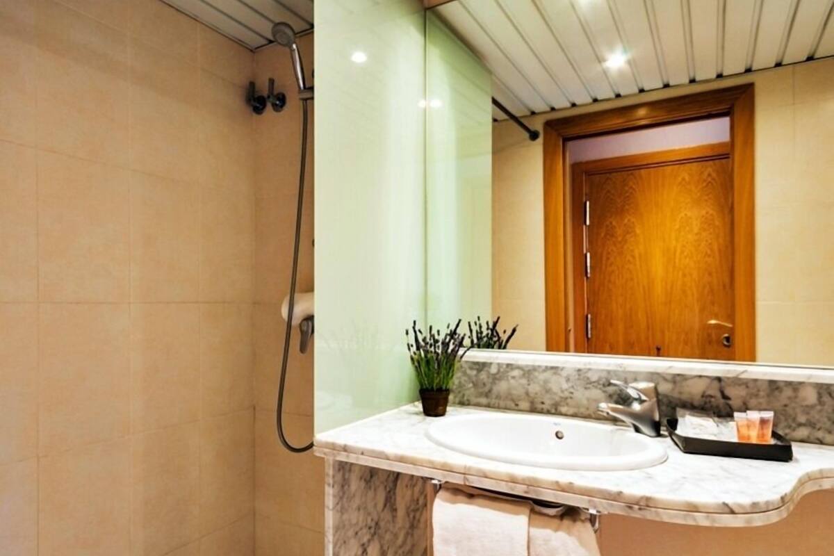 2 bedrooms, in-room safe, iron/ironing board, free cots/infant beds