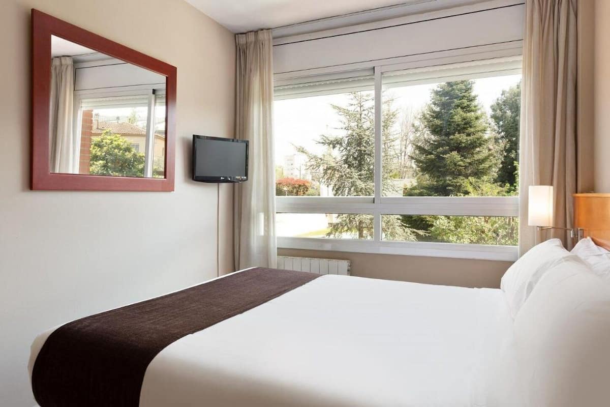 2 bedrooms, in-room safe, iron/ironing board, free cribs/infant beds