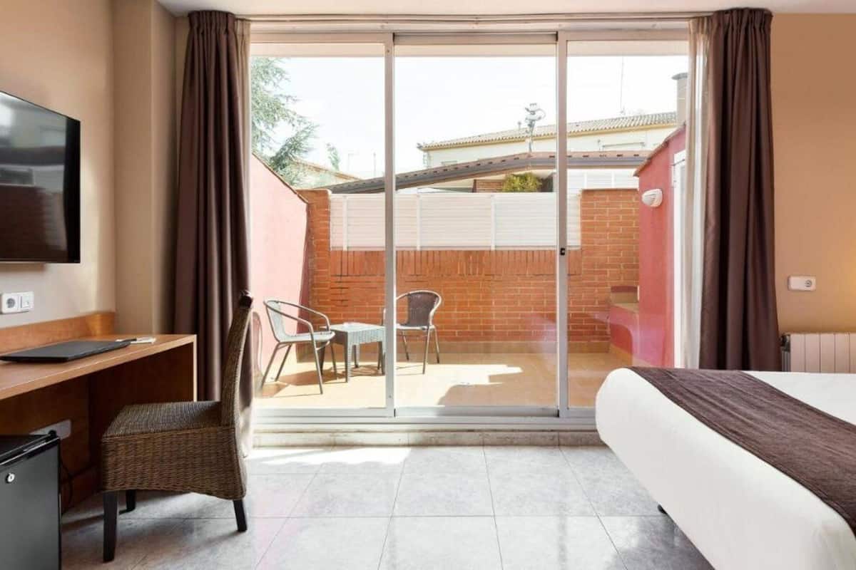 2 bedrooms, in-room safe, iron/ironing board, free cots/infant beds