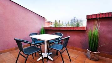 Business Duplex, Terrace (4 pax) | 2 bedrooms, in-room safe, iron/ironing board, free cribs/infant beds