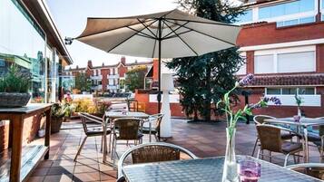 Se sirven desayunos, cenas y cocina mediterránea con mesas al aire libre