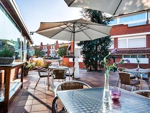 Der serveres morgenmad og middelhavsretter med udendørs servering