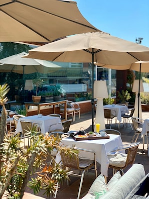 Petit déjeuner et dîner servis sur place, restauration en plein air