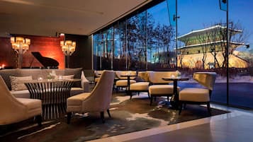 Bar-salon de foyer, vue sur le jardin, ouvert tous les jours