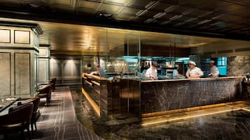 2 restaurants, spécialités Cuisine locale et internationale