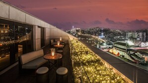 A rooftop bar with outdoor seating and a city view at dusk. - JW Marriott Dongdaemun Square Seoul (Seoul)