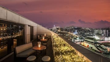 Lounge lobi dengan suguhan pemandangan taman, buka setiap hari