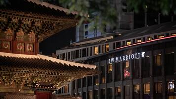 Een JW Marriott hotel met traditionele architectuur en moderne verlichting.