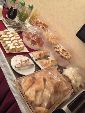 Free daily buffet breakfast - Bosfor Hotel (Baku)