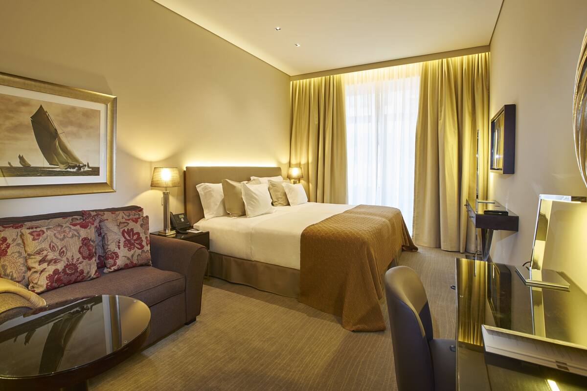 Ropa de cama hipoalergénica, minibar, caja fuerte y escritorio