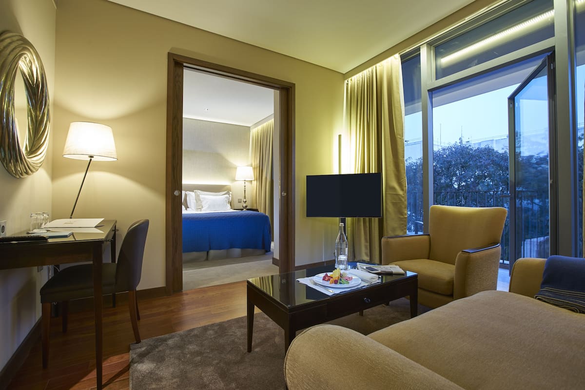Junior Suite | 1 bedroom, hypo-allergenic bedding, minibar, in-room safe