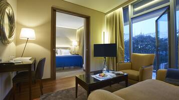 Junior Suite | Hypo-allergenic bedding, minibar, in-room safe, desk