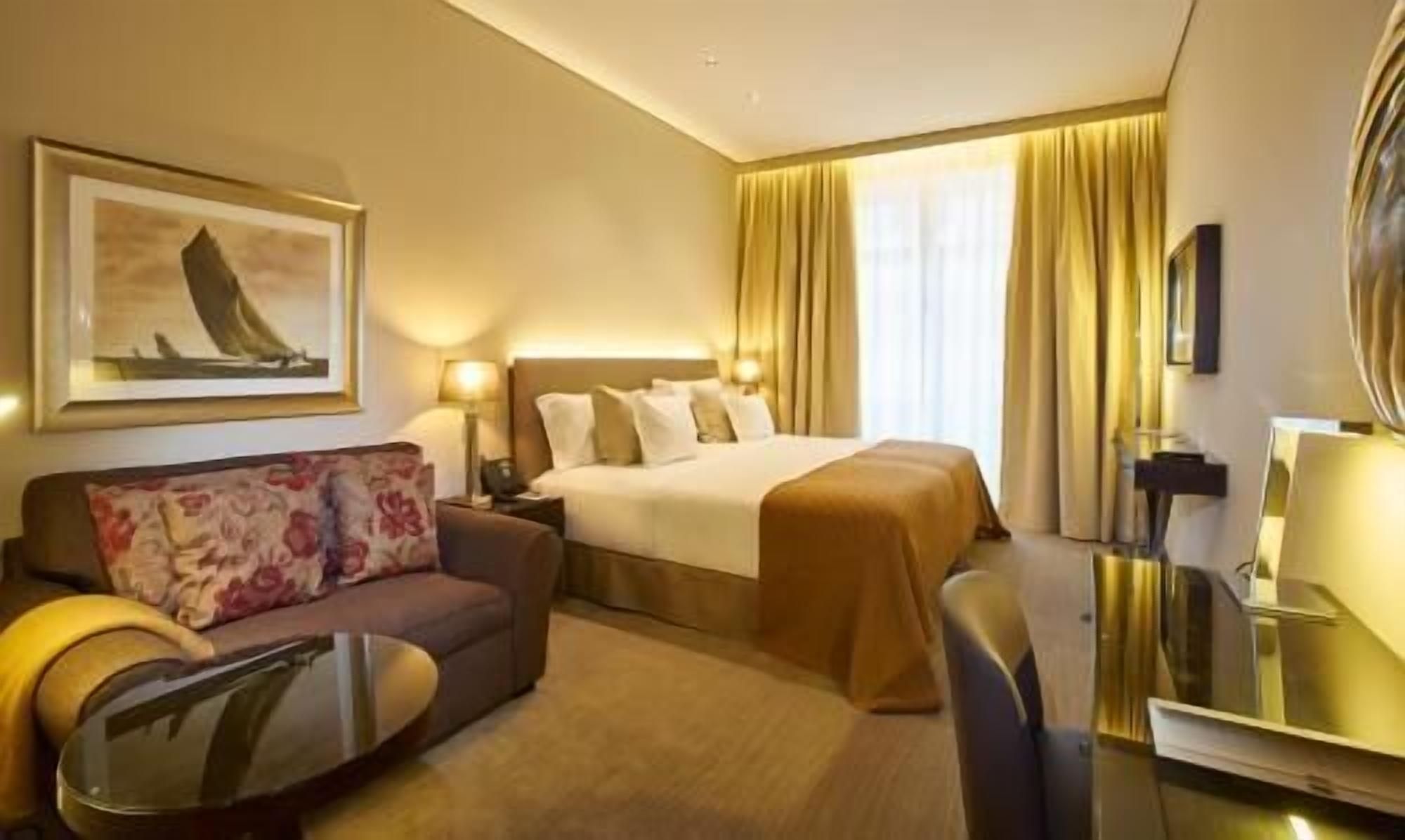 Ropa de cama hipoalergénica, minibar, caja fuerte y escritorio