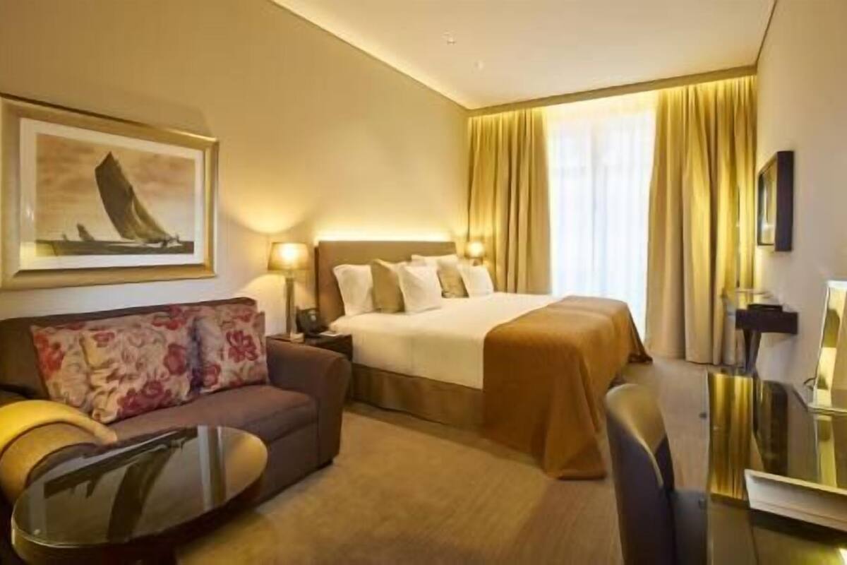 Ropa de cama hipoalergénica, minibar, caja fuerte y escritorio