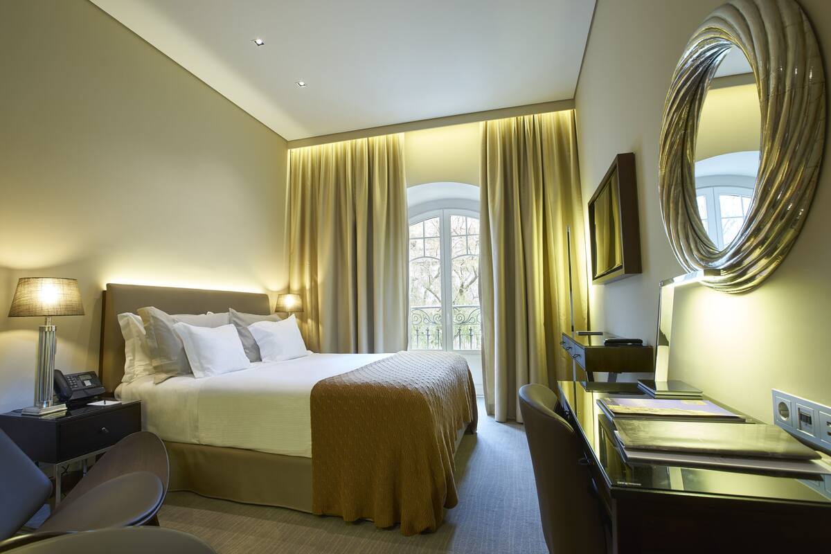 Ropa de cama hipoalergénica, minibar, caja fuerte y escritorio